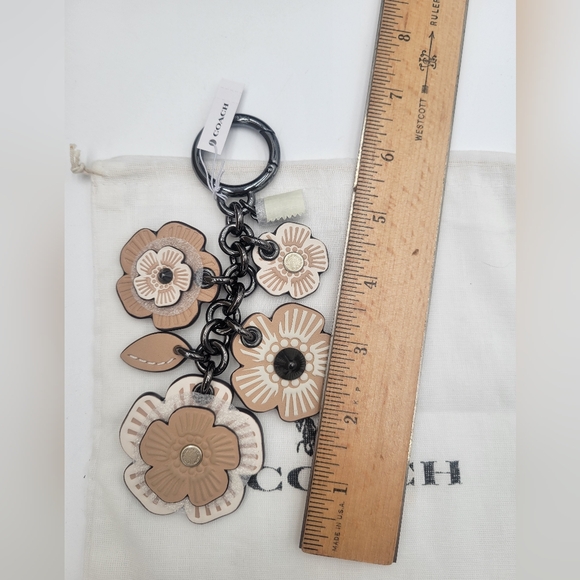 💥NWT💥 Coach Tea Rose Bag Charm - Picture 4 of 4